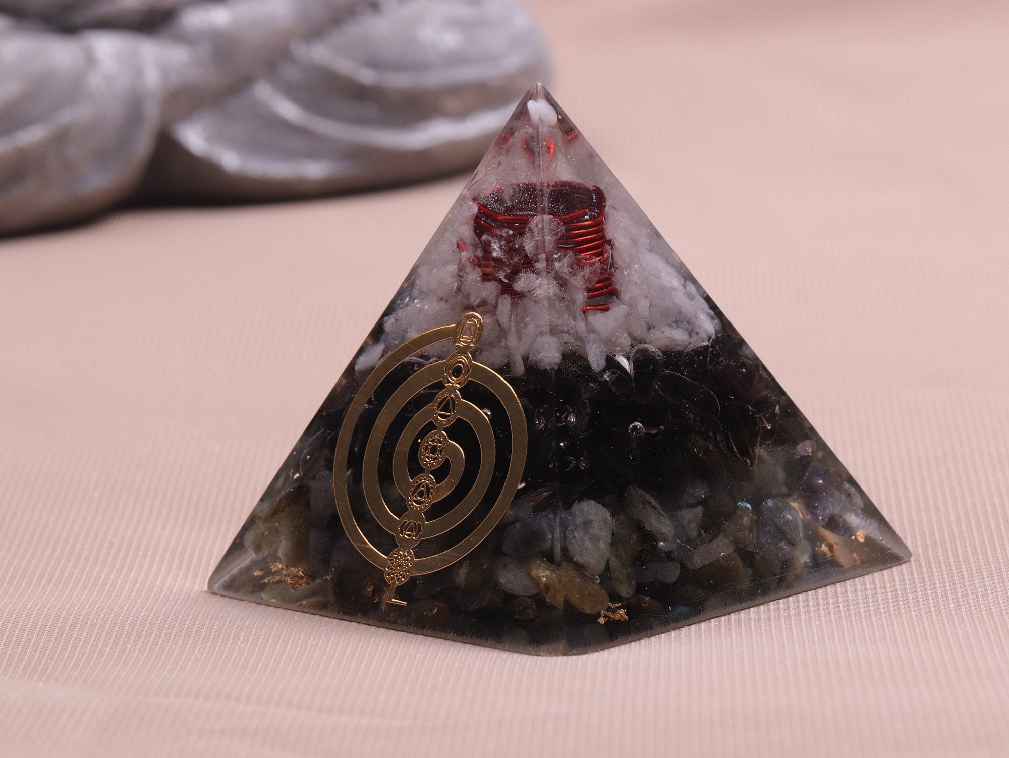 Divine Flow Rauchquarz Pyramide
