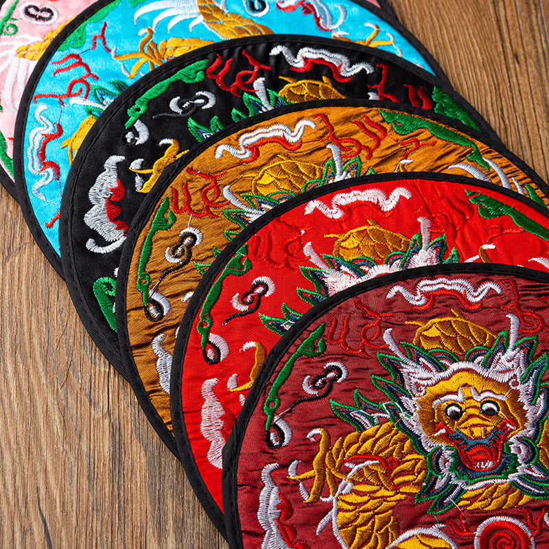 Teematte mit Drachenstickerei | Spirituelle Wohnakzente 19 cm
