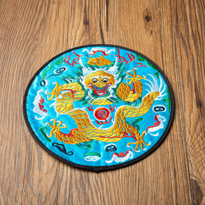 Teematte mit Drachenstickerei | Spirituelle Wohnakzente 19 cm