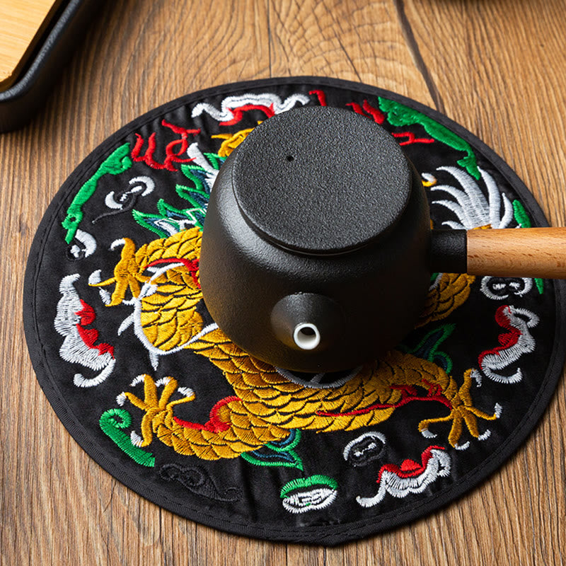 Teematte mit Drachenstickerei | Spirituelle Wohnakzente 19 cm