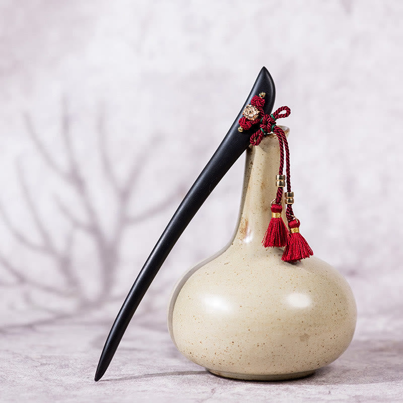 Ebenholz-Haarnadel mit roter Schnurquaste für Schutz und Glück