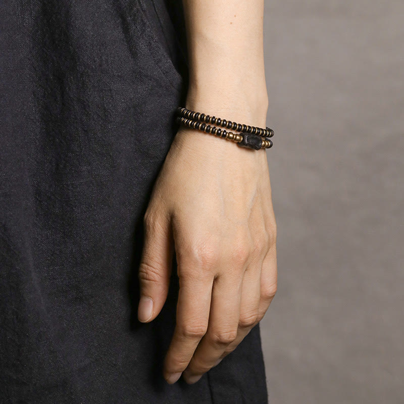 Doppelt gewickeltes Armband aus Ebenholz und grünem Sandelholz für Ruhe