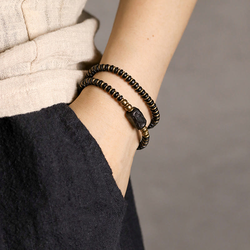 Doppelt gewickeltes Armband aus Ebenholz und grünem Sandelholz für Ruhe