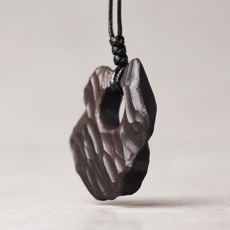 Spirituelle Halskette aus Ebenholz mit hohlem Balance-Anhänger
