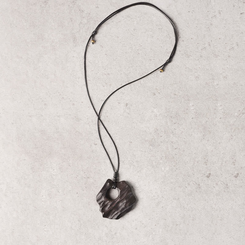 Spirituelle Halskette aus Ebenholz mit hohlem Balance-Anhänger