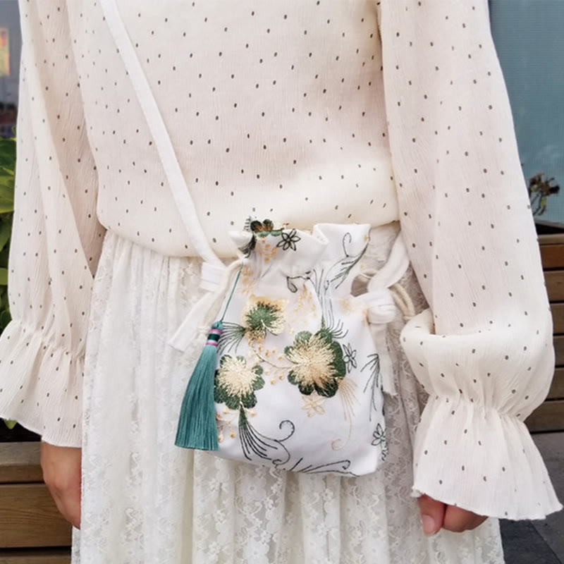 Umhängetasche aus Segeltuch mit Kirschblüten-Rebenstickerei, 15 x 22 cm