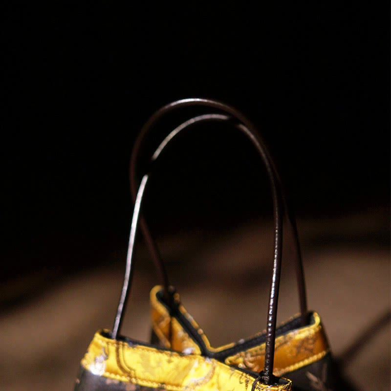 Bestickte Xiangyunsha-Seiden-Umhängetasche mit Bambus- und Pflaumenblüten