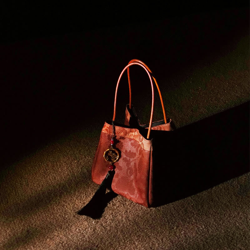 Bestickte Xiangyunsha-Seiden-Umhängetasche mit Bambus- und Pflaumenblüten