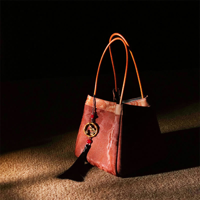 Bestickte Xiangyunsha-Seiden-Umhängetasche mit Bambus- und Pflaumenblüten