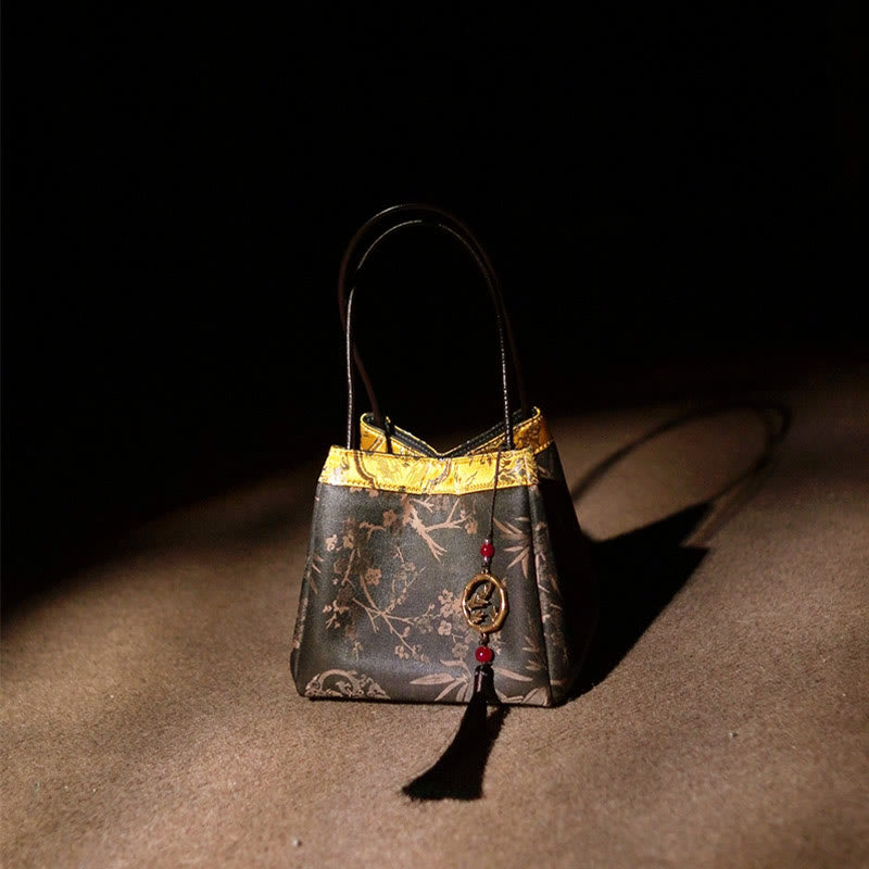 Bestickte Xiangyunsha-Seiden-Umhängetasche mit Bambus- und Pflaumenblüten