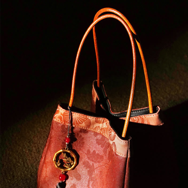 Bestickte Xiangyunsha-Seiden-Umhängetasche mit Bambus- und Pflaumenblüten