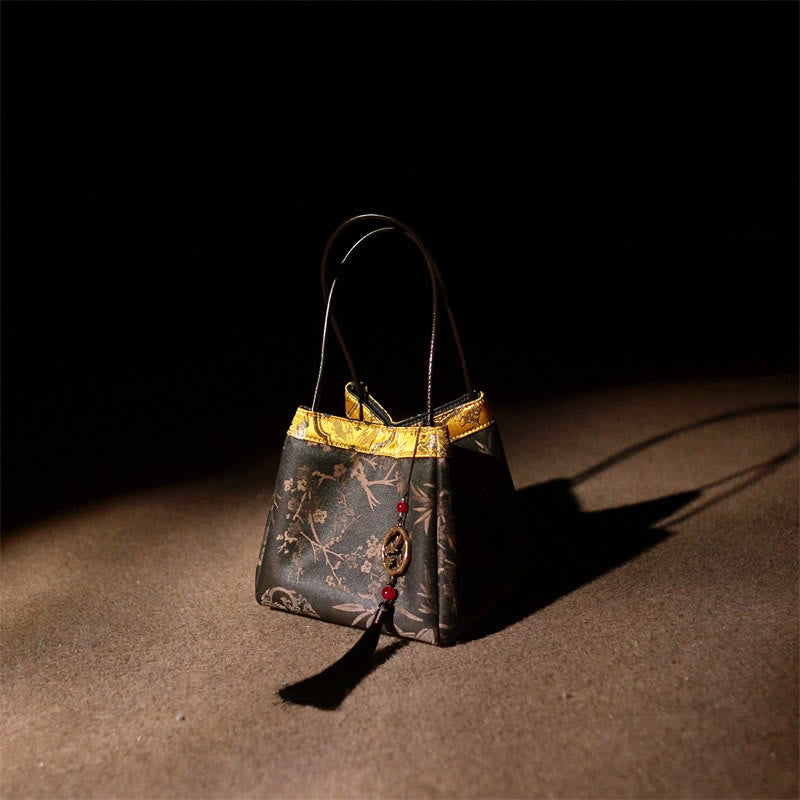 Bestickte Xiangyunsha-Seiden-Umhängetasche mit Bambus- und Pflaumenblüten