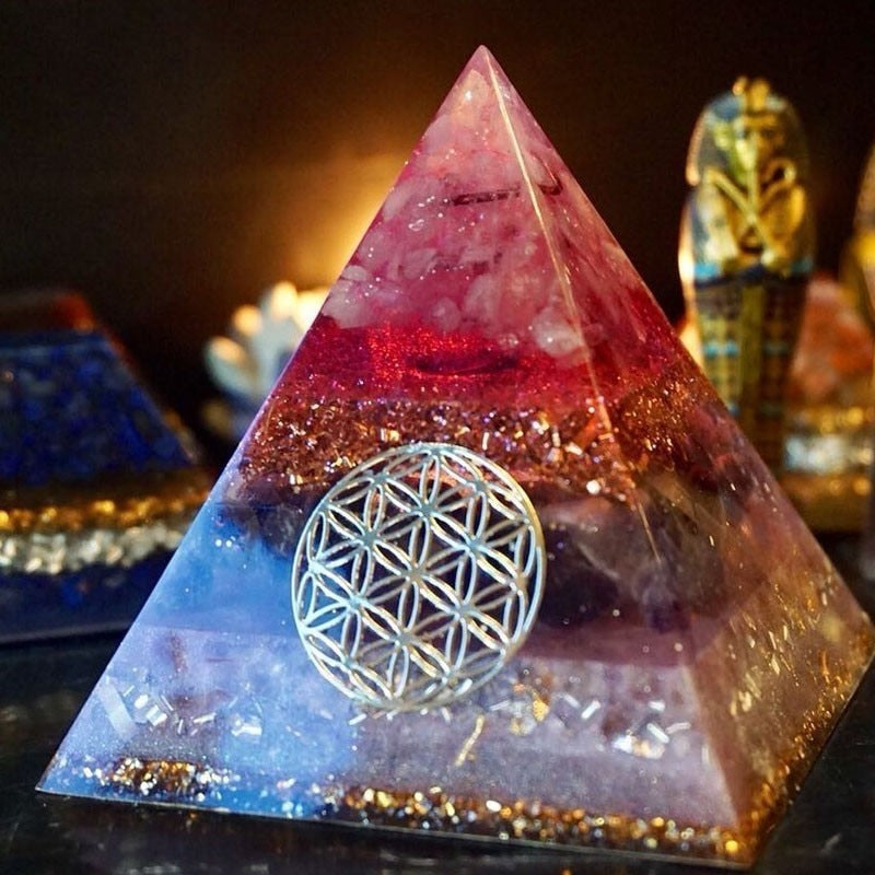 Orgonpyramide mit natürlichem Kristall aus Kupfer und Gold