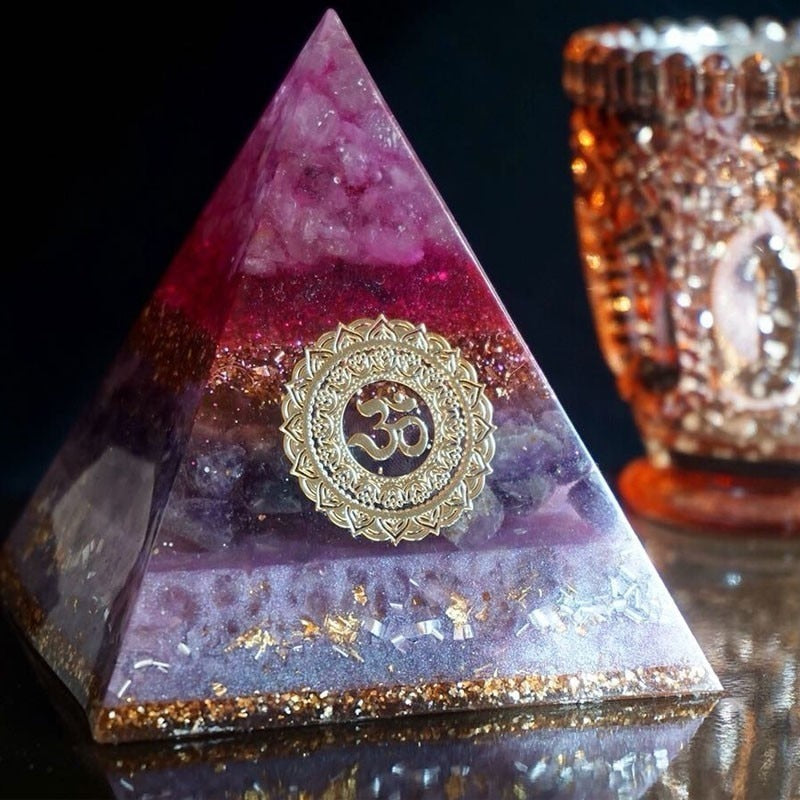 Orgonpyramide mit natürlichem Kristall aus Kupfer und Gold
