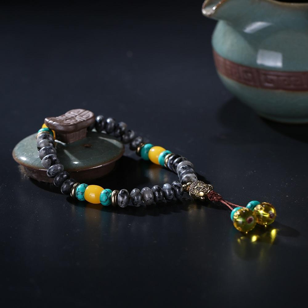 Flacher natürlicher Lapislazuli-Stein mit 6-Silben-Mantra-Quaste und Mala-Armband mit Buddhakopf-Charm