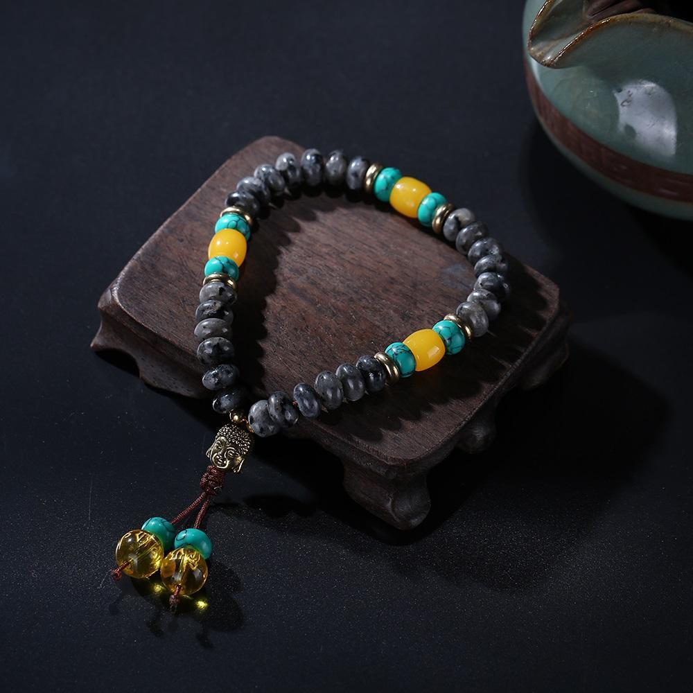 Flacher natürlicher Lapislazuli-Stein mit 6-Silben-Mantra-Quaste und Mala-Armband mit Buddhakopf-Charm