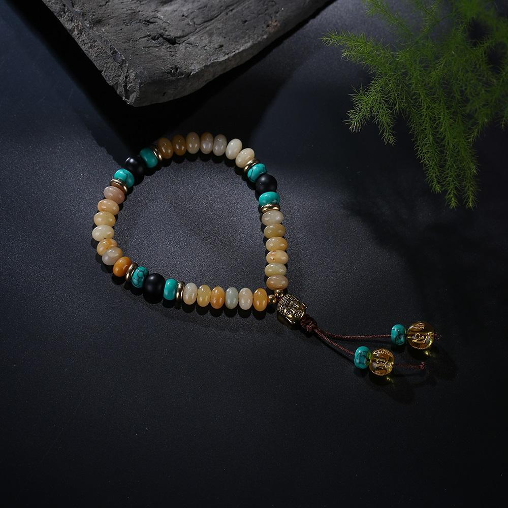 Flacher natürlicher Lapislazuli-Stein mit 6-Silben-Mantra-Quaste und Mala-Armband mit Buddhakopf-Charm