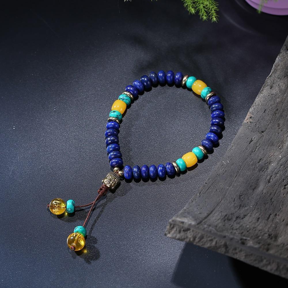 Flacher natürlicher Lapislazuli-Stein mit 6-Silben-Mantra-Quaste und Mala-Armband mit Buddhakopf-Charm