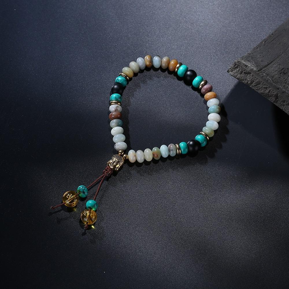 Flacher natürlicher Lapislazuli-Stein mit 6-Silben-Mantra-Quaste und Mala-Armband mit Buddhakopf-Charm