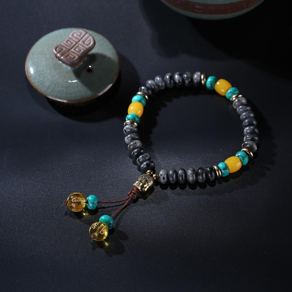 Flacher natürlicher Lapislazuli-Stein mit 6-Silben-Mantra-Quaste und Mala-Armband mit Buddhakopf-Charm