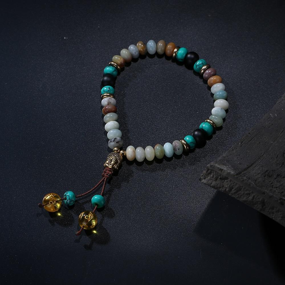 Flacher natürlicher Lapislazuli-Stein mit 6-Silben-Mantra-Quaste und Mala-Armband mit Buddhakopf-Charm