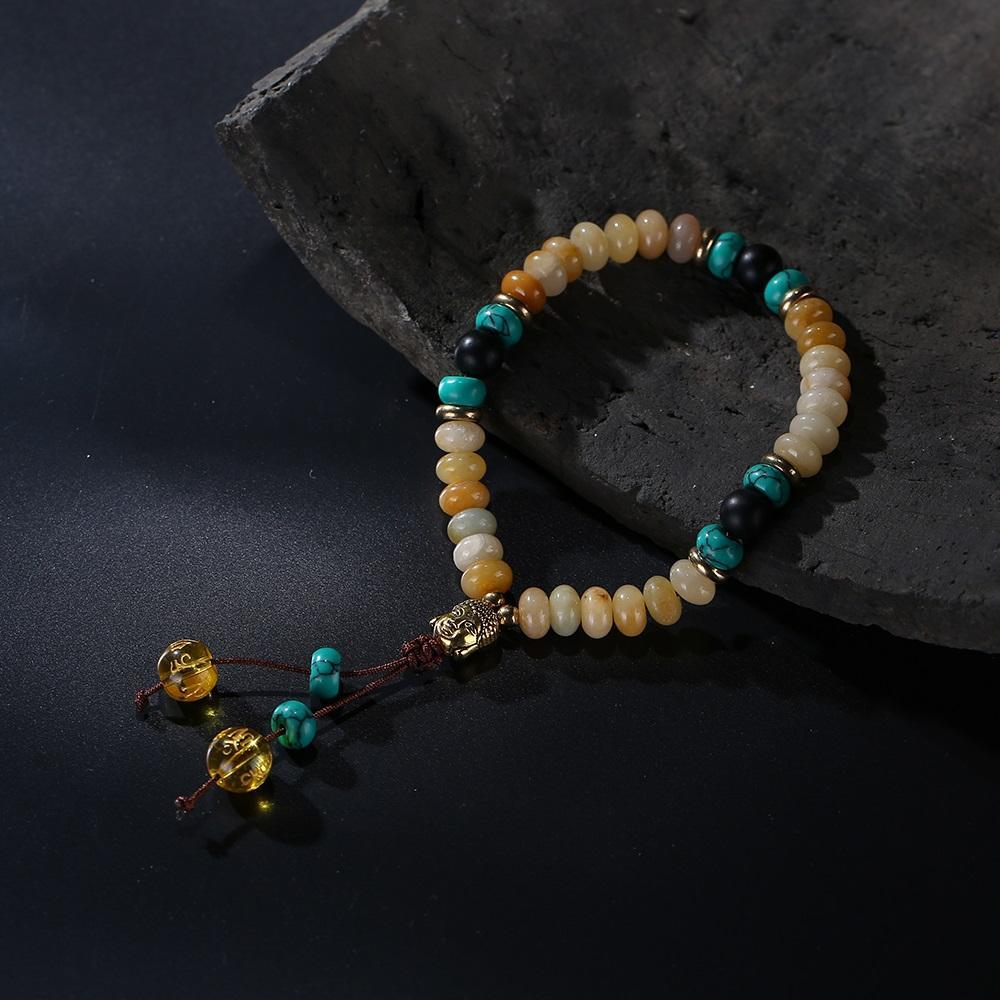Flacher natürlicher Lapislazuli-Stein mit 6-Silben-Mantra-Quaste und Mala-Armband mit Buddhakopf-Charm