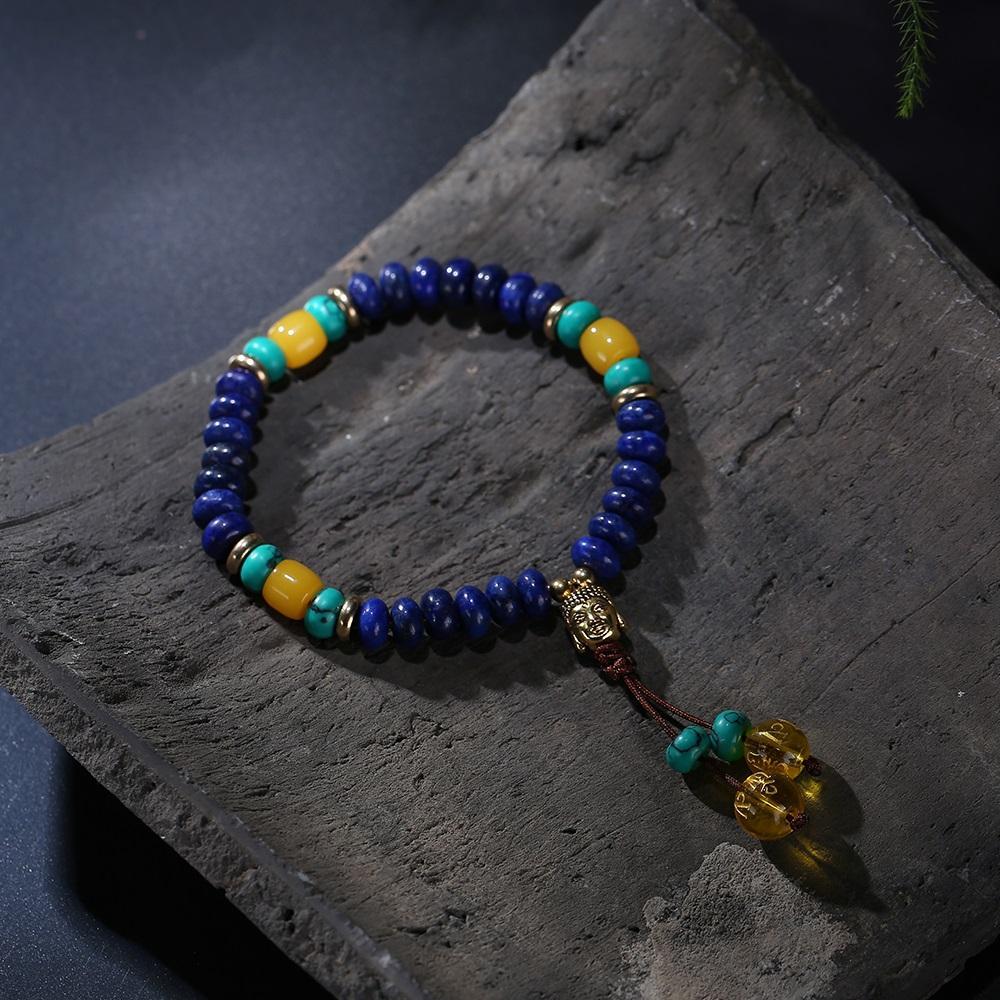 Flacher natürlicher Lapislazuli-Stein mit 6-Silben-Mantra-Quaste und Mala-Armband mit Buddhakopf-Charm