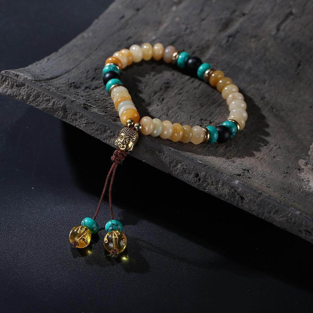 Flacher natürlicher Lapislazuli-Stein mit 6-Silben-Mantra-Quaste und Mala-Armband mit Buddhakopf-Charm