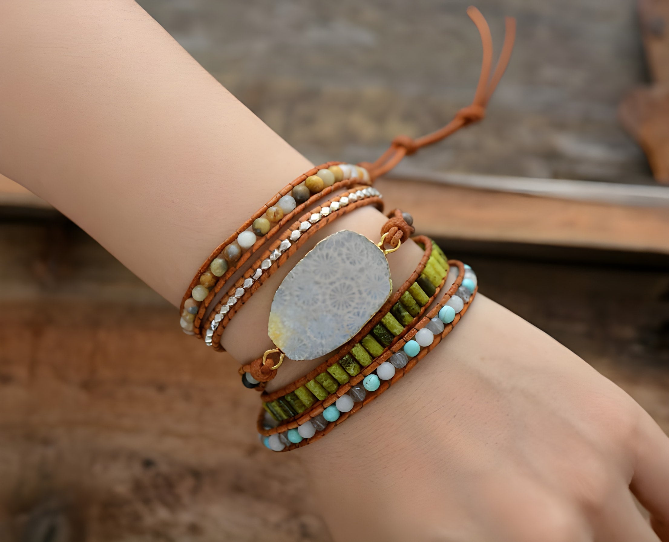 Mehrlagiges Wickelarmband aus fossilem Korallenstein