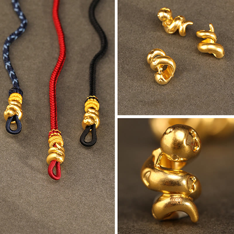 Goldfarbenes Schlangenarmband mit roter Schnur für Stärke und Schutz