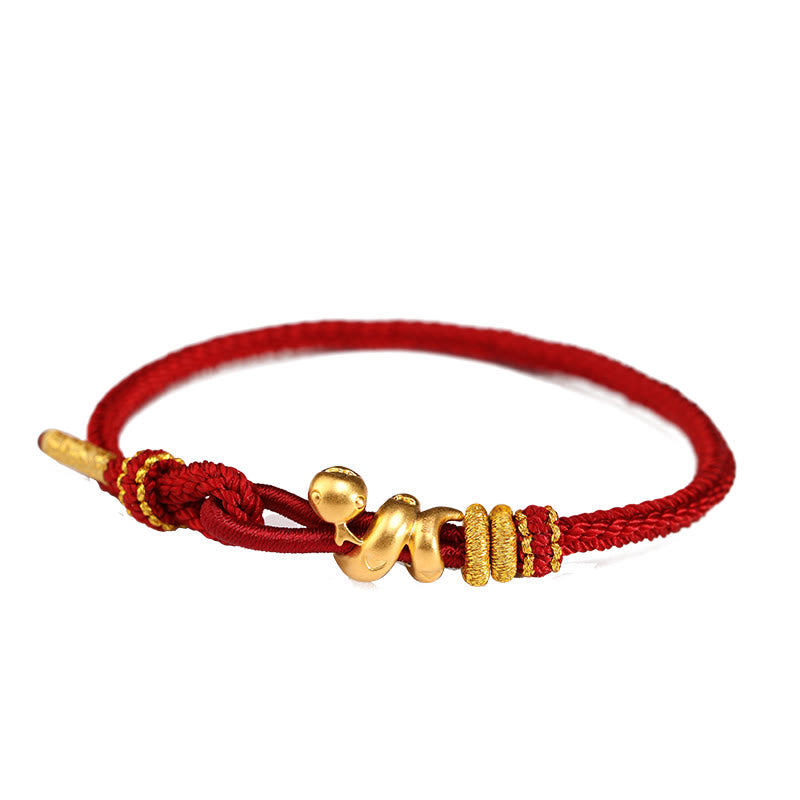 Goldfarbenes Schlangenarmband mit roter Schnur für Stärke und Schutz