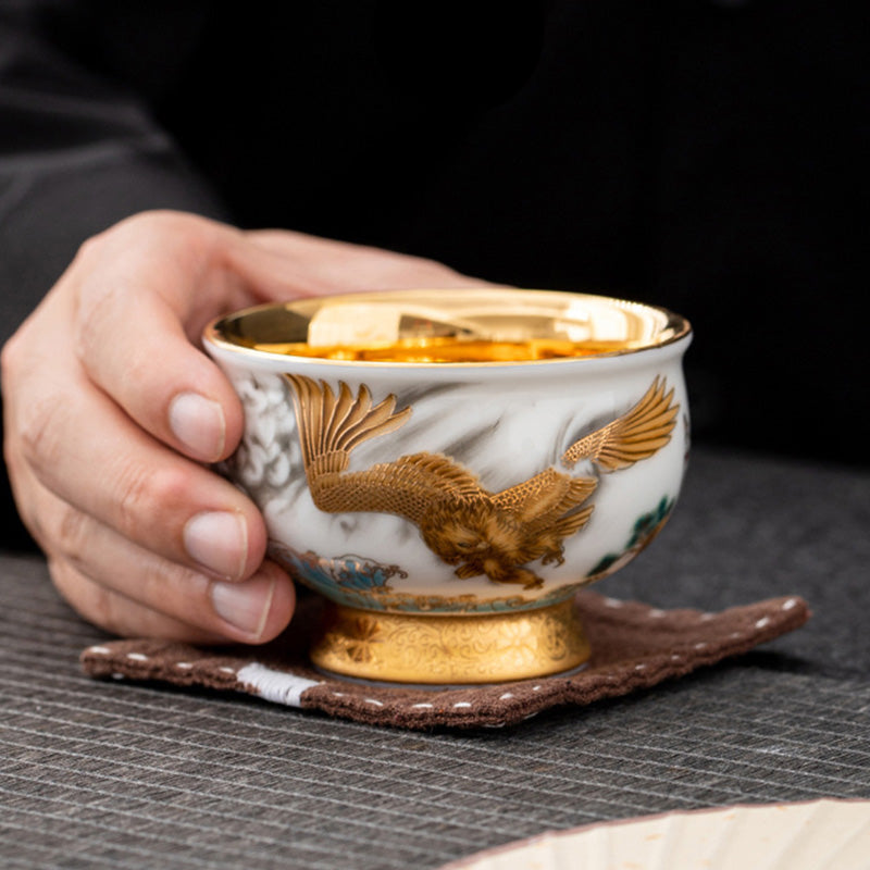 Teeservice aus vergoldeter Keramik mit Steinadler und glückverheißendem Drachen, inklusive Geschenkbox