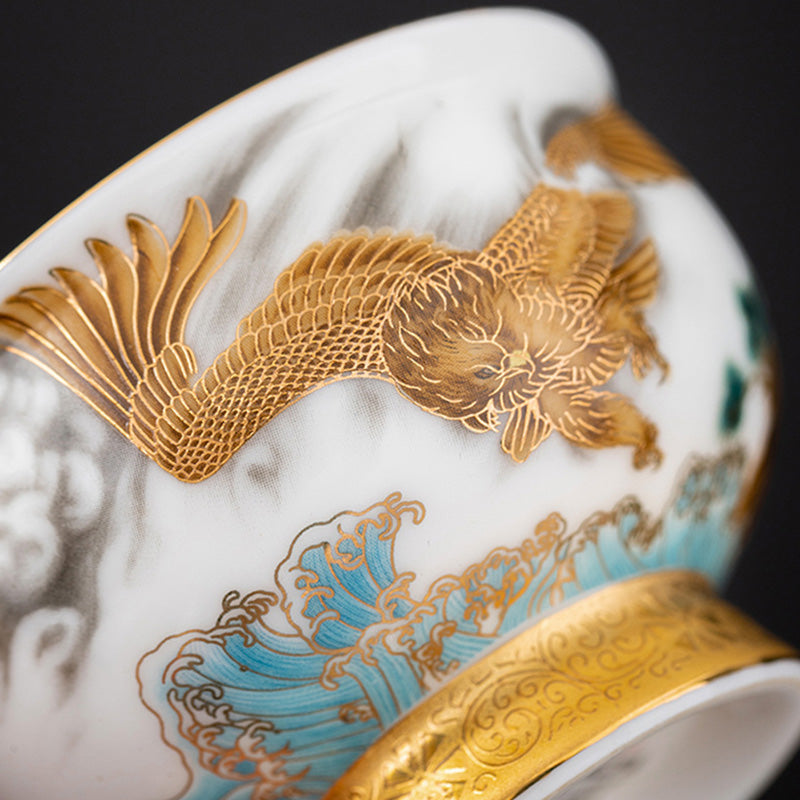 Teeservice aus vergoldeter Keramik mit Steinadler und glückverheißendem Drachen, inklusive Geschenkbox