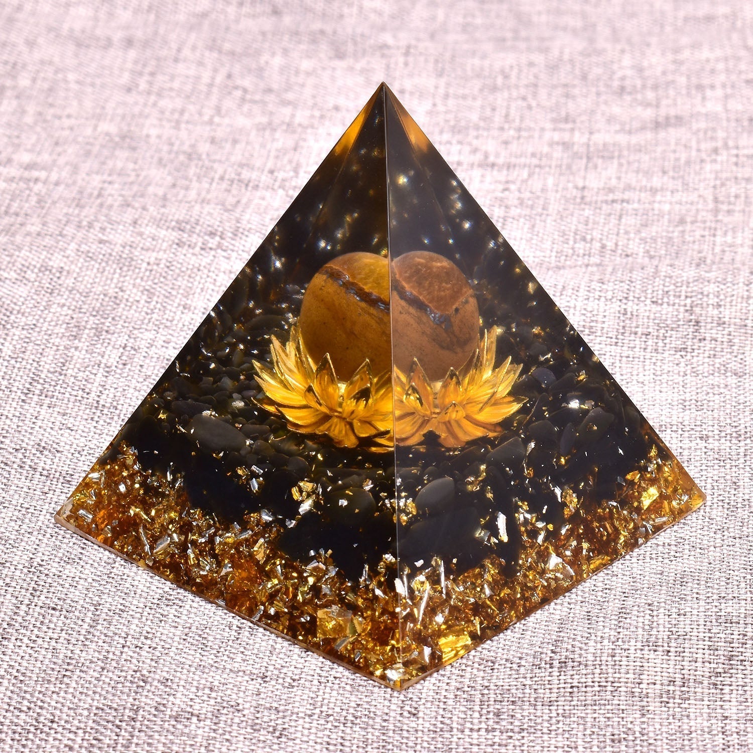 Goldene Lotus-Schutzpyramide