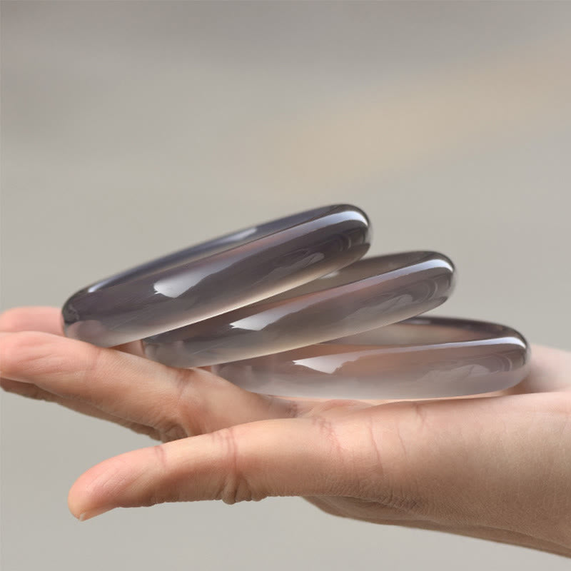 Armreif Harmony aus grauem Chalcedon, Größe 52–63 mm