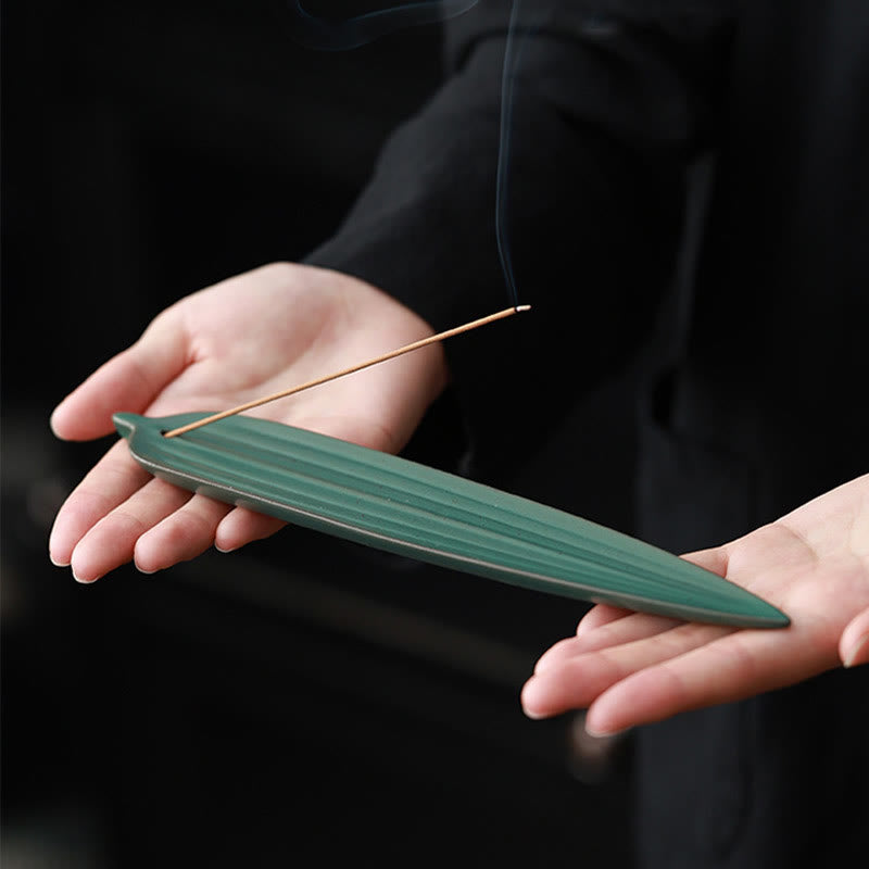 Keramik-Räuchergefäß mit grünem Bambusblatt für ruhige Meditation