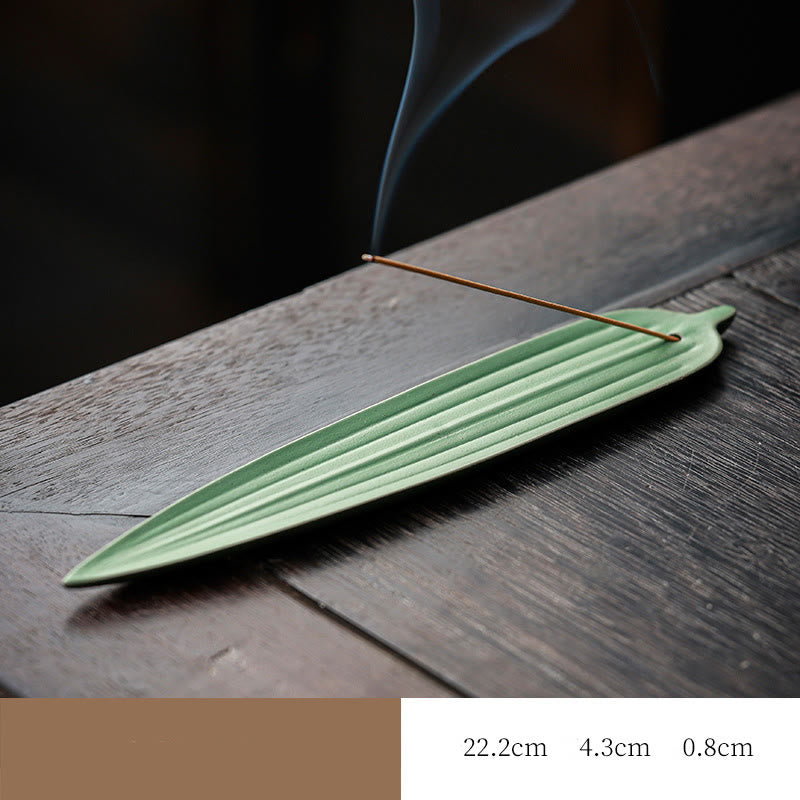 Keramik-Räuchergefäß mit grünem Bambusblatt für ruhige Meditation