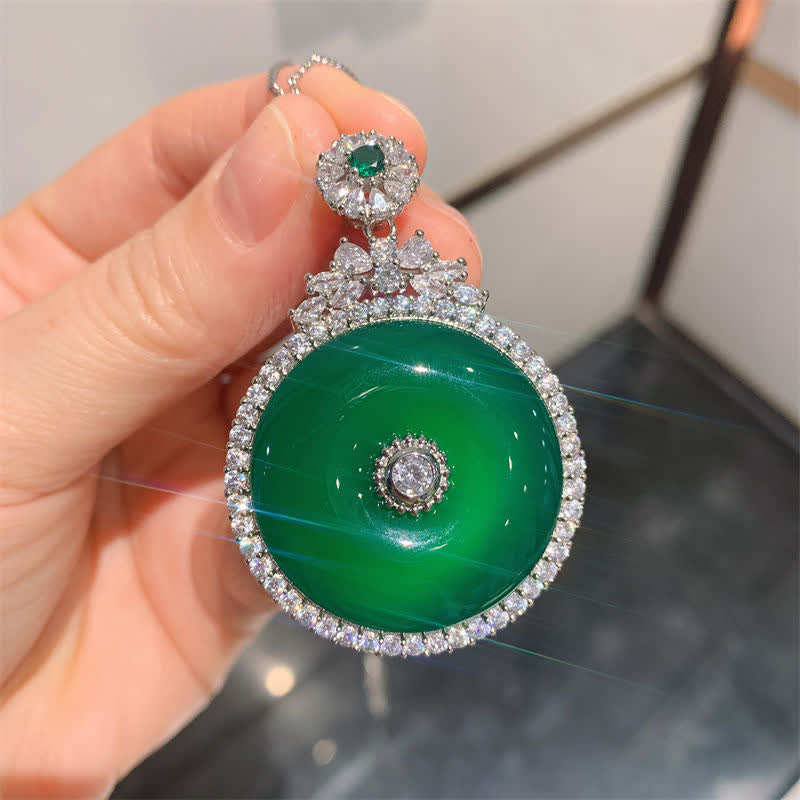 Halskette mit Anhänger „Friedensschnalle“ aus grünem Chalcedon