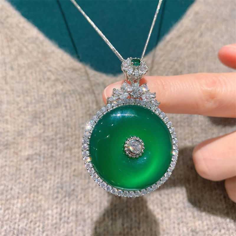 Halskette mit Anhänger „Friedensschnalle“ aus grünem Chalcedon
