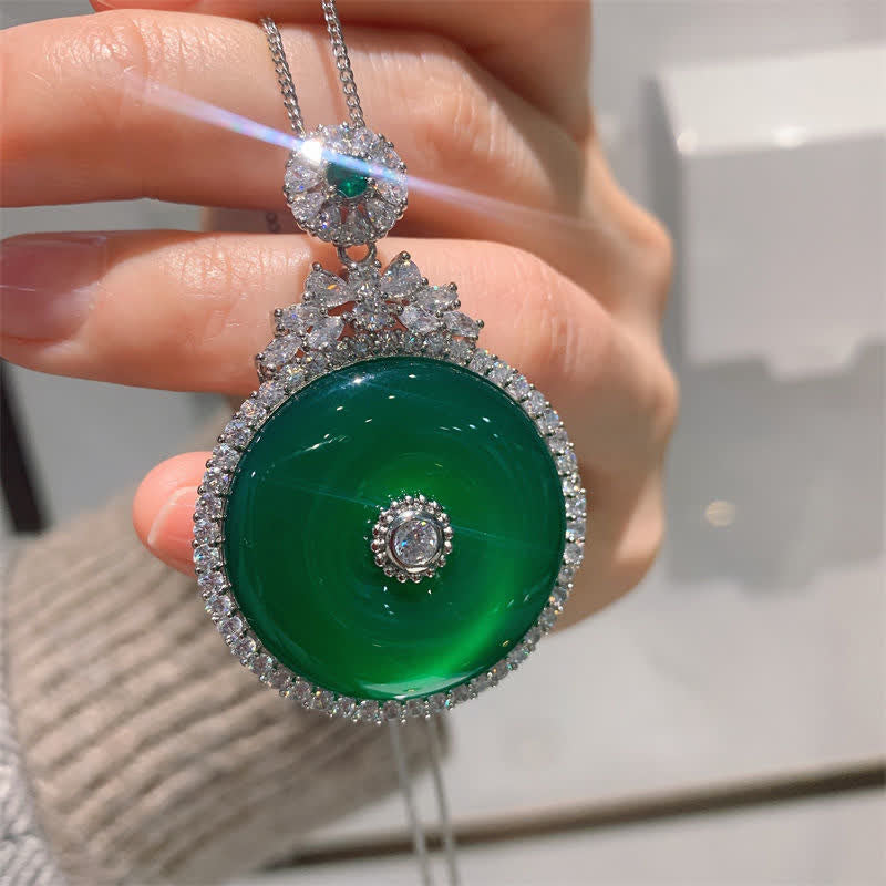 Halskette mit Anhänger „Friedensschnalle“ aus grünem Chalcedon