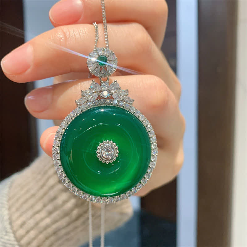 Halskette mit Anhänger „Friedensschnalle“ aus grünem Chalcedon