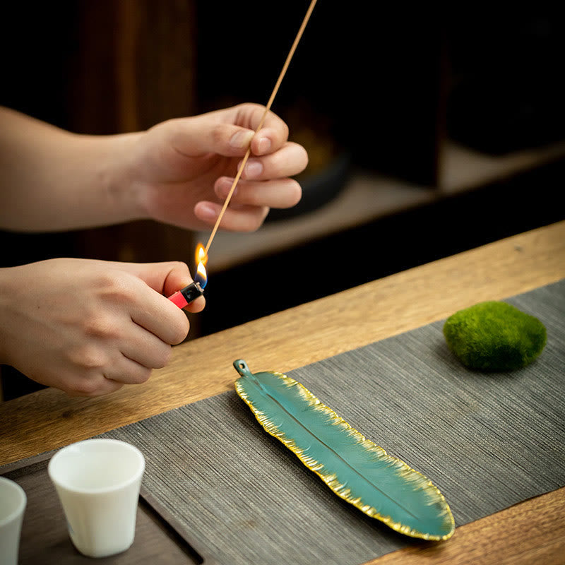 Green Feather Räuchergefäß aus Keramik mit Goldrand für Meditation