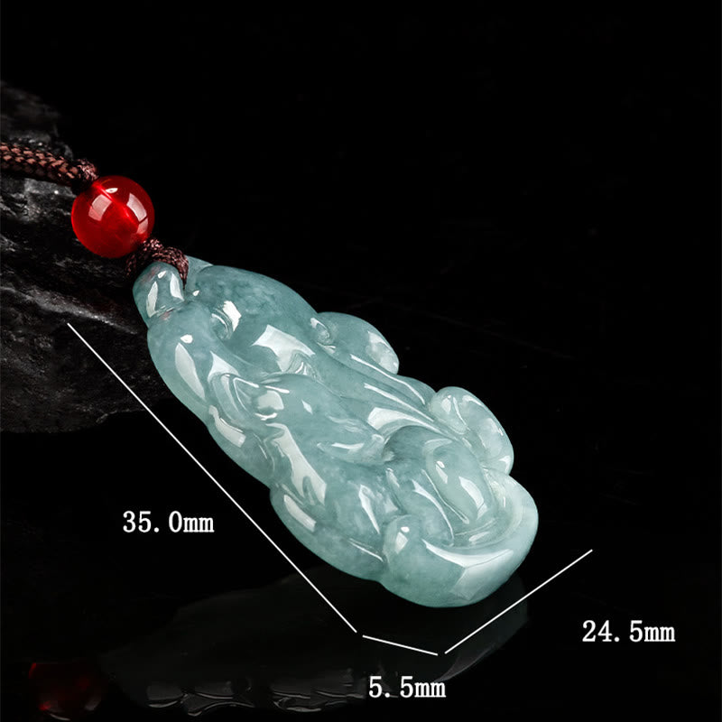 Grüne Jadekette mit neunschwänzigem Fuchsanhänger