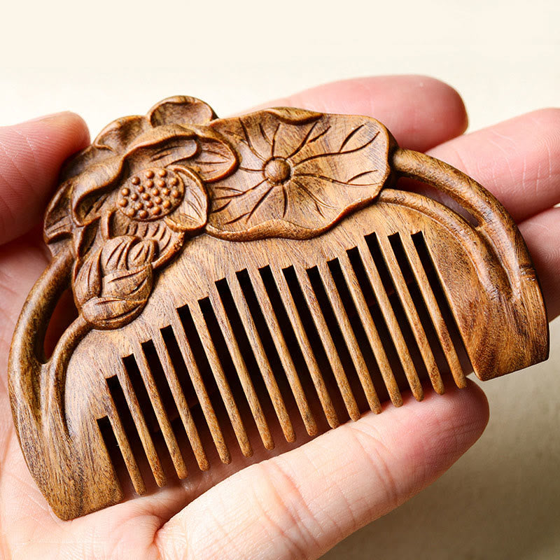 Beruhigender Kamm mit Lotusblüte aus grünem Sandelholz und Gravur