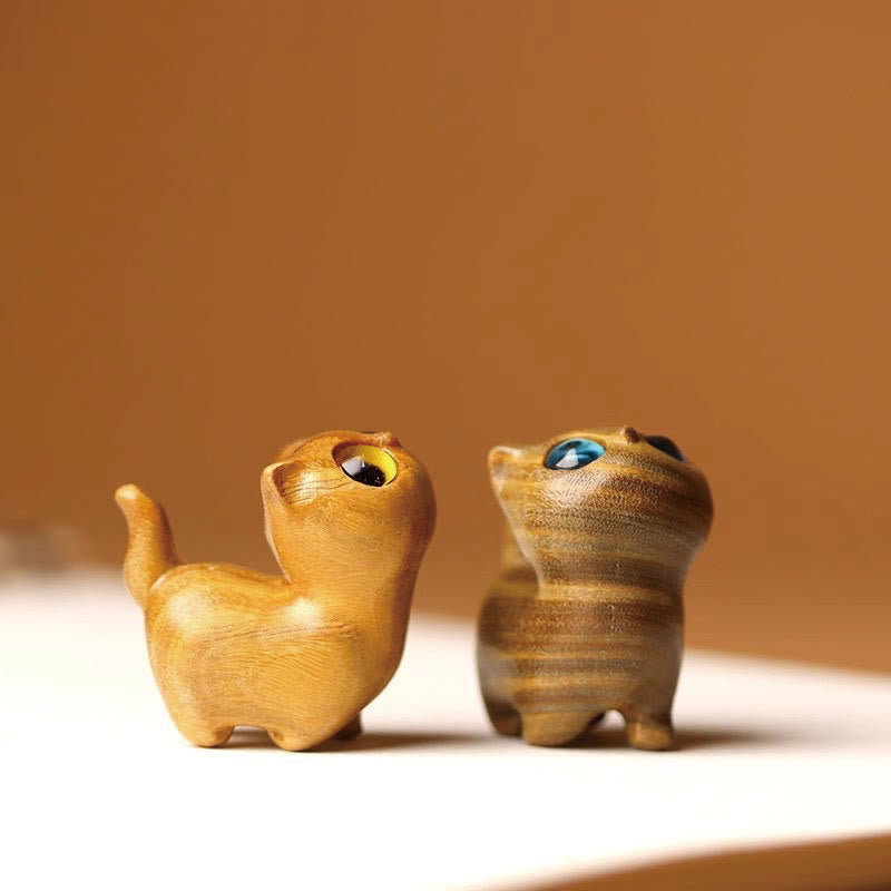 Glückskatzenfigur aus grünem Sandelholz für positive Energie