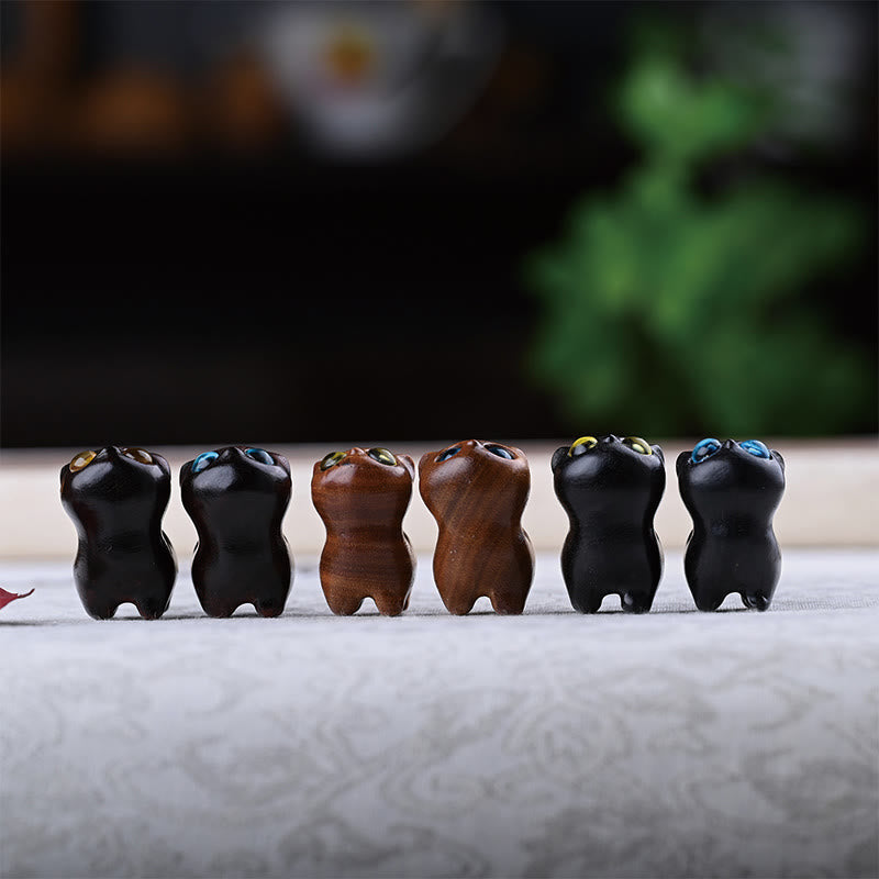 Glückskatzenfigur aus grünem Sandelholz für positive Energie