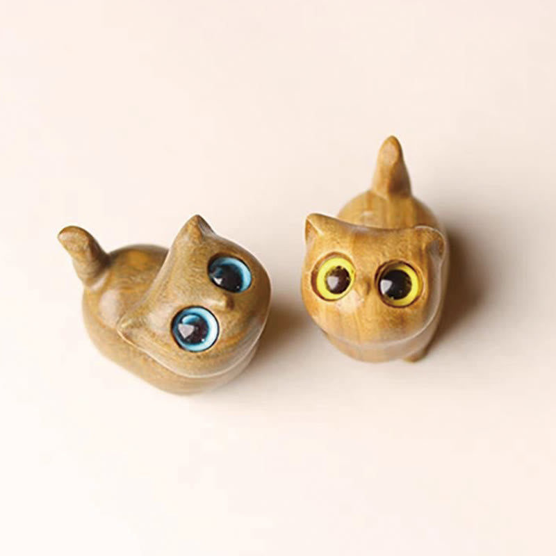 Glückskatzenfigur aus grünem Sandelholz für positive Energie