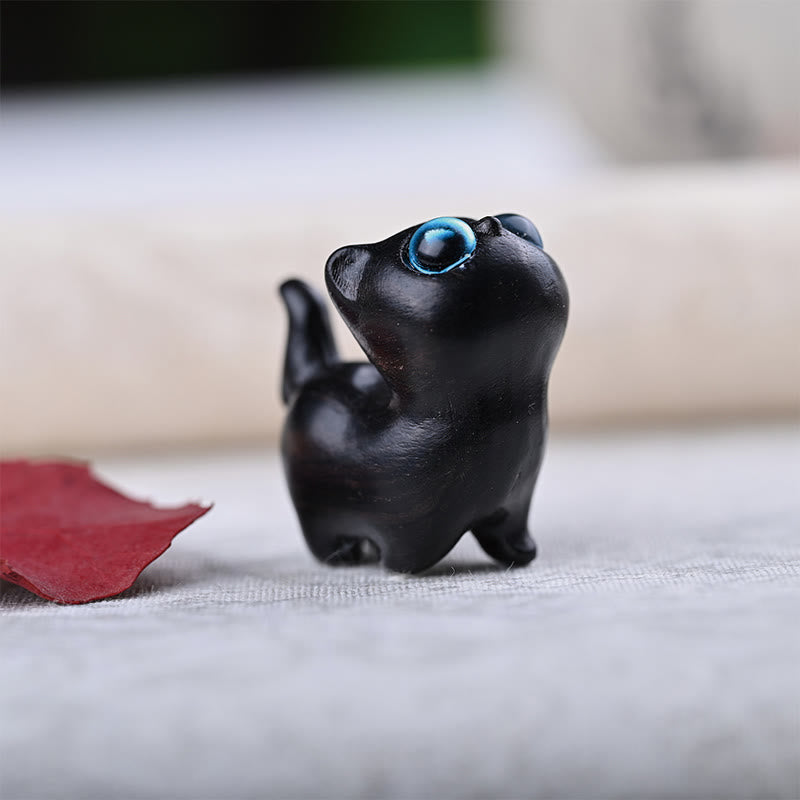 Glückskatzenfigur aus grünem Sandelholz für positive Energie