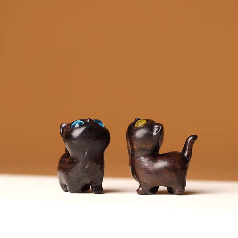 Glückskatzenfigur aus grünem Sandelholz für positive Energie