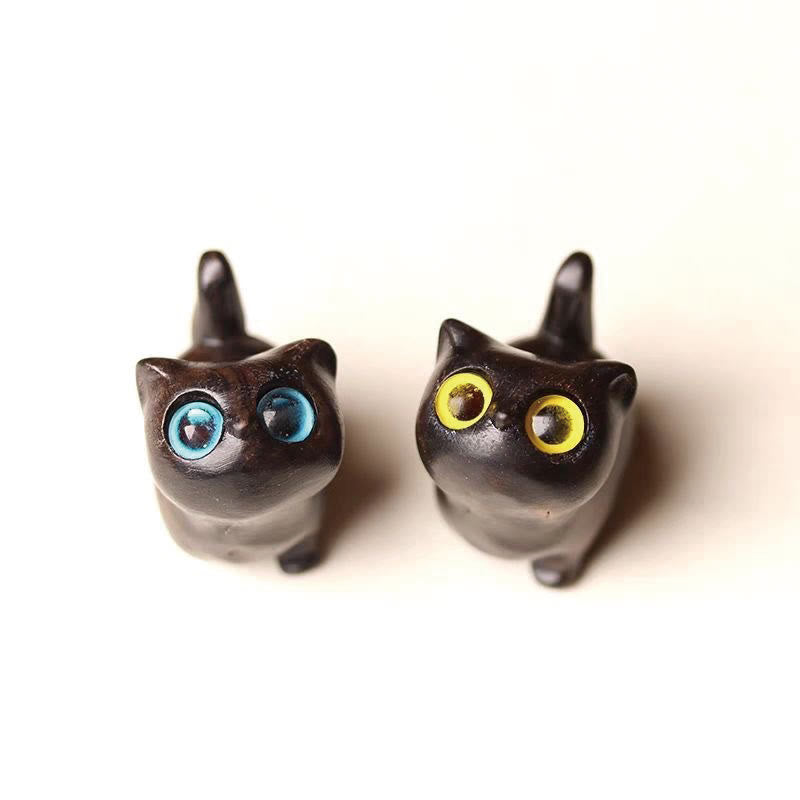 Glückskatzenfigur aus grünem Sandelholz für positive Energie